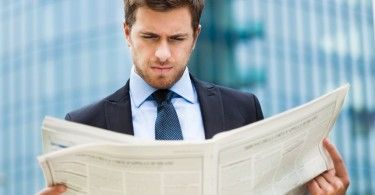 новости бизнес читает парень работа