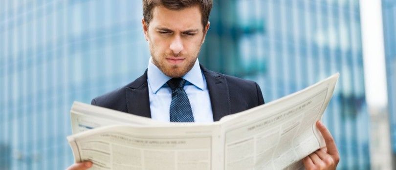 новости бизнес читает парень работа