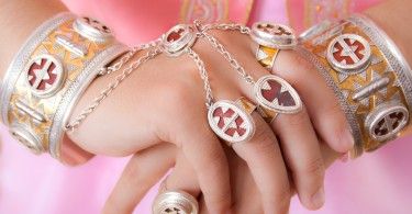 руки казахские украшения девушка розовый