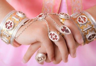 руки казахские украшения девушка розовый
