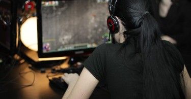 геймер девушка игра компьютер дота