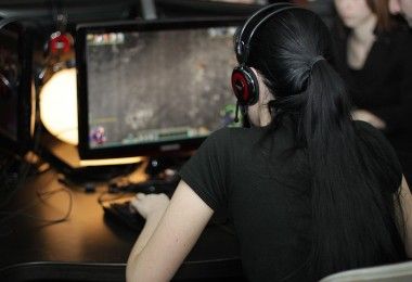 геймер девушка игра компьютер дота