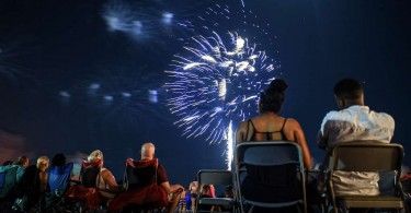 hundreds-of-spectators-watch-fireworks-during-freedom-62dfd8-1024