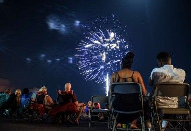 hundreds-of-spectators-watch-fireworks-during-freedom-62dfd8-1024