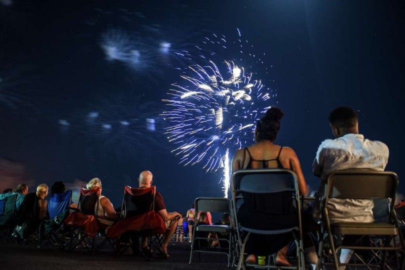 hundreds-of-spectators-watch-fireworks-during-freedom-62dfd8-1024